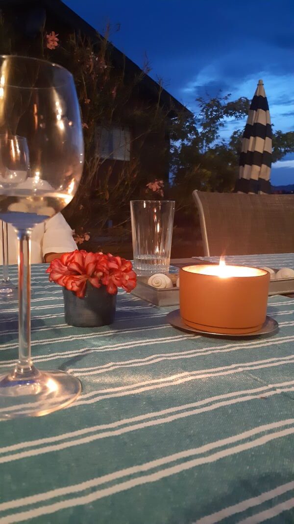 Im Hochsommer genießen wir die Stimmung auf der Terrasse oft bis spät in die Nacht.